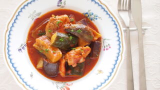 「カゴメ基本のトマトソース」使用！ 鶏肉となすとズッキーニの簡単トマト煮