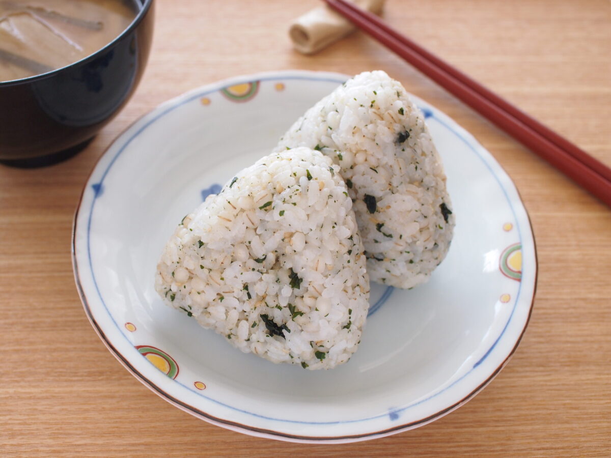 米不足に麦ご飯!麦の種類と炊き方&プチプチごまわかめおにぎり|気まぐれキッチン andante