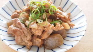 白ごはんに合う甘辛味！ 豚こま肉とこんにゃくの炒め煮。