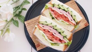 定番サンドがカフェ風に！ ハムとレタスとトマトのボリューム
