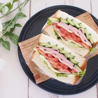 定番サンドがカフェ風に！ ハムとレタスとトマトのボリューム